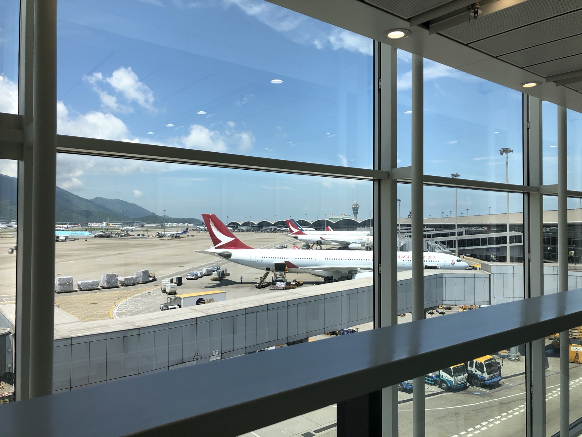 香港国际机场位于大屿山赤鱲角.距离市区40公里.