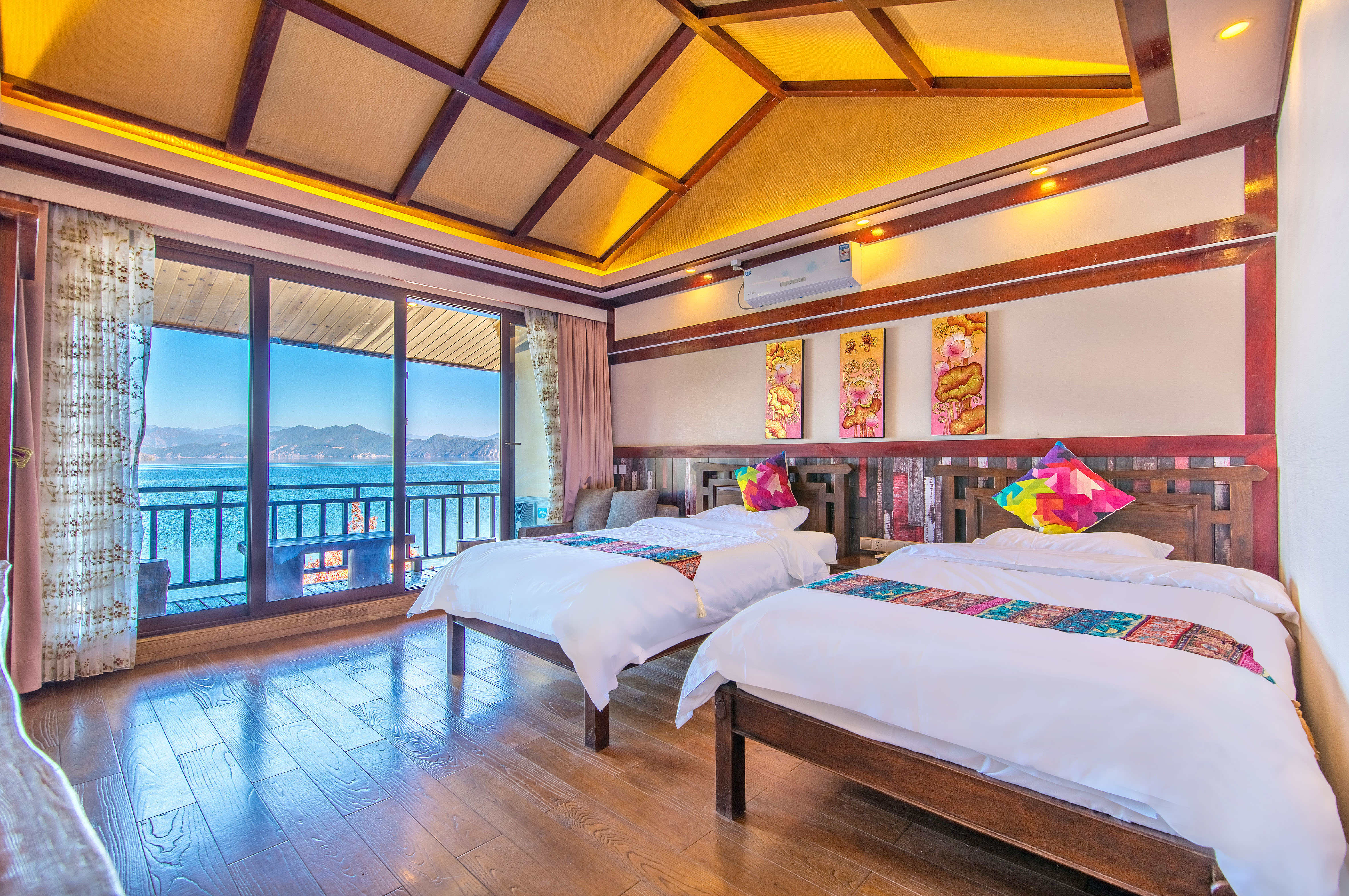 泸沽湖日出云来湖景度假客栈