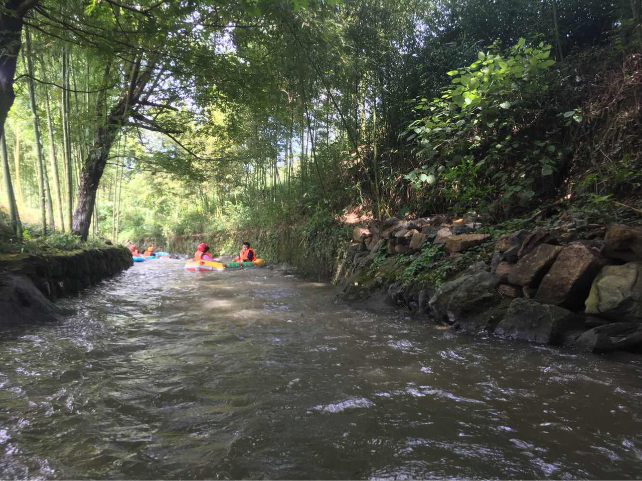 安吉荷花山漂流景区取票人多更优惠水上嬉戏享受亲子乐趣