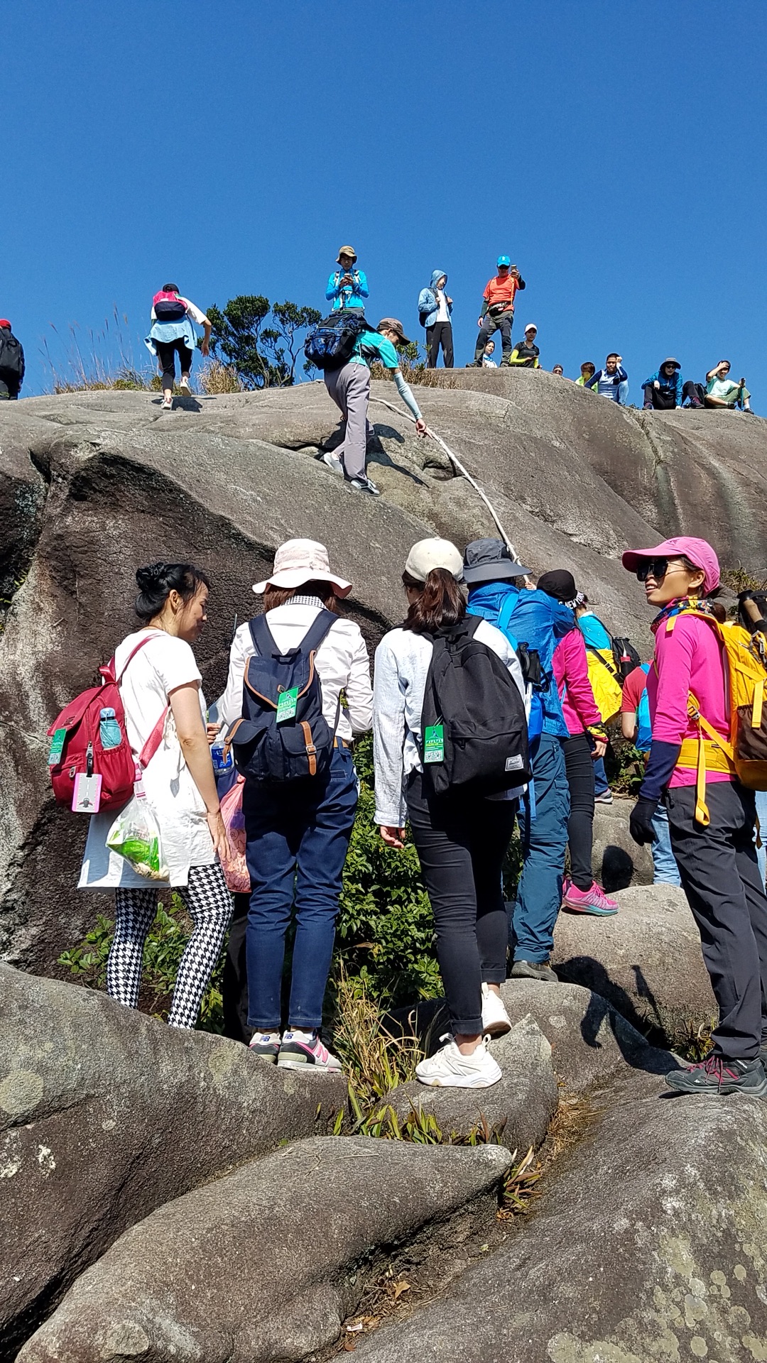 户外徒步从化登老虎头五指山穿越风光在险峰