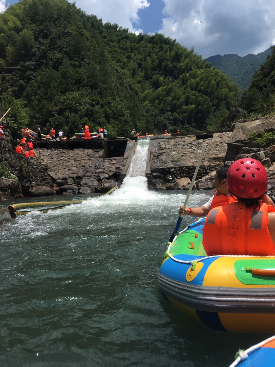 安吉龙王山峡谷漂流,河道溪水清澈见底,亲子戏水欢乐无间!