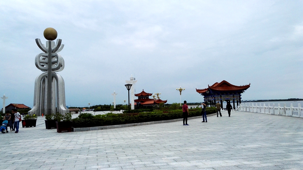 太阳广场,矗立着中国东极极标雕塑,抚远旅游攻略 - 马蜂窝