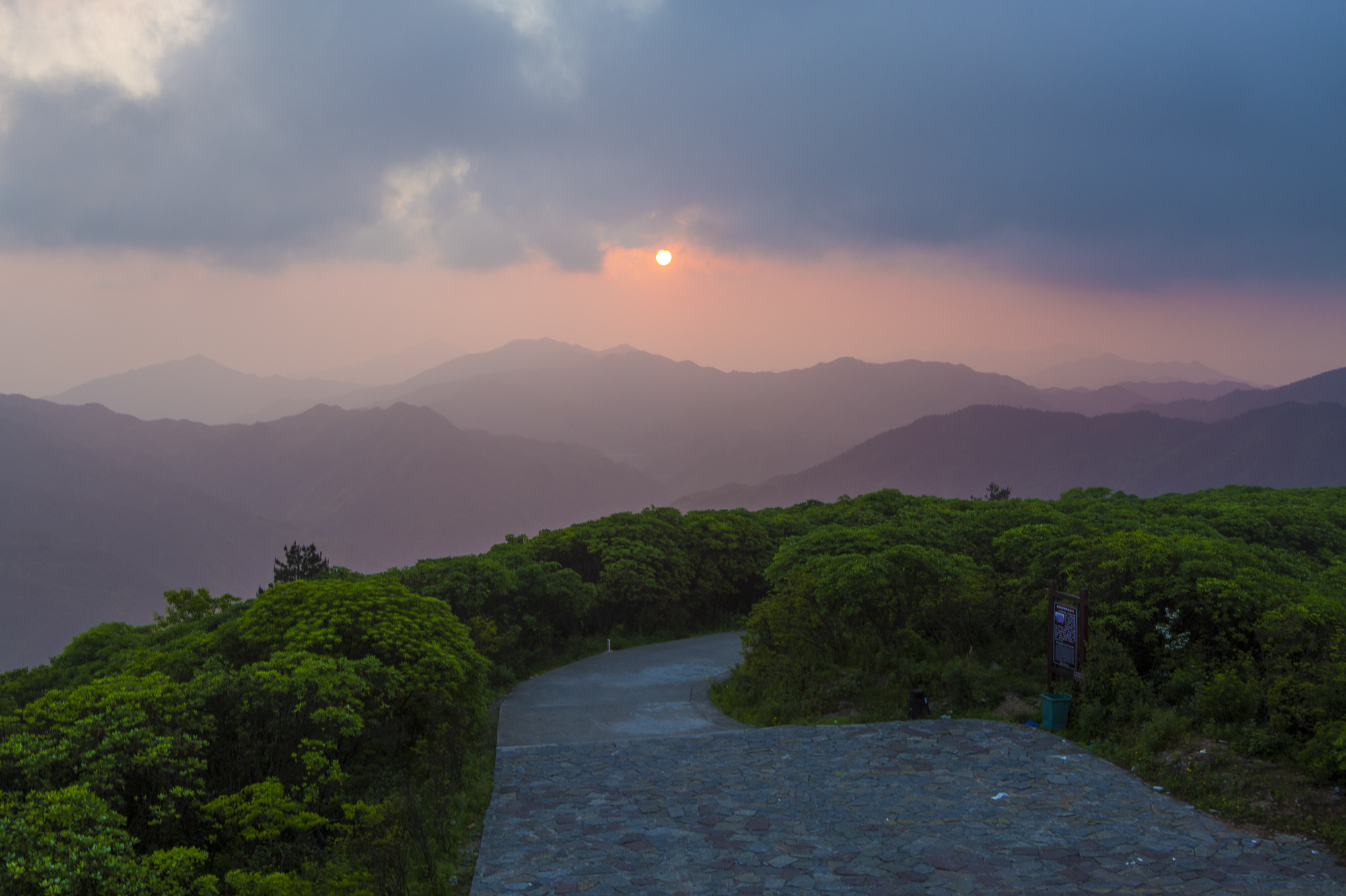 我们进不到里边,找不到制高点,眼看着太阳羞答答的从远处的山尖冒出来
