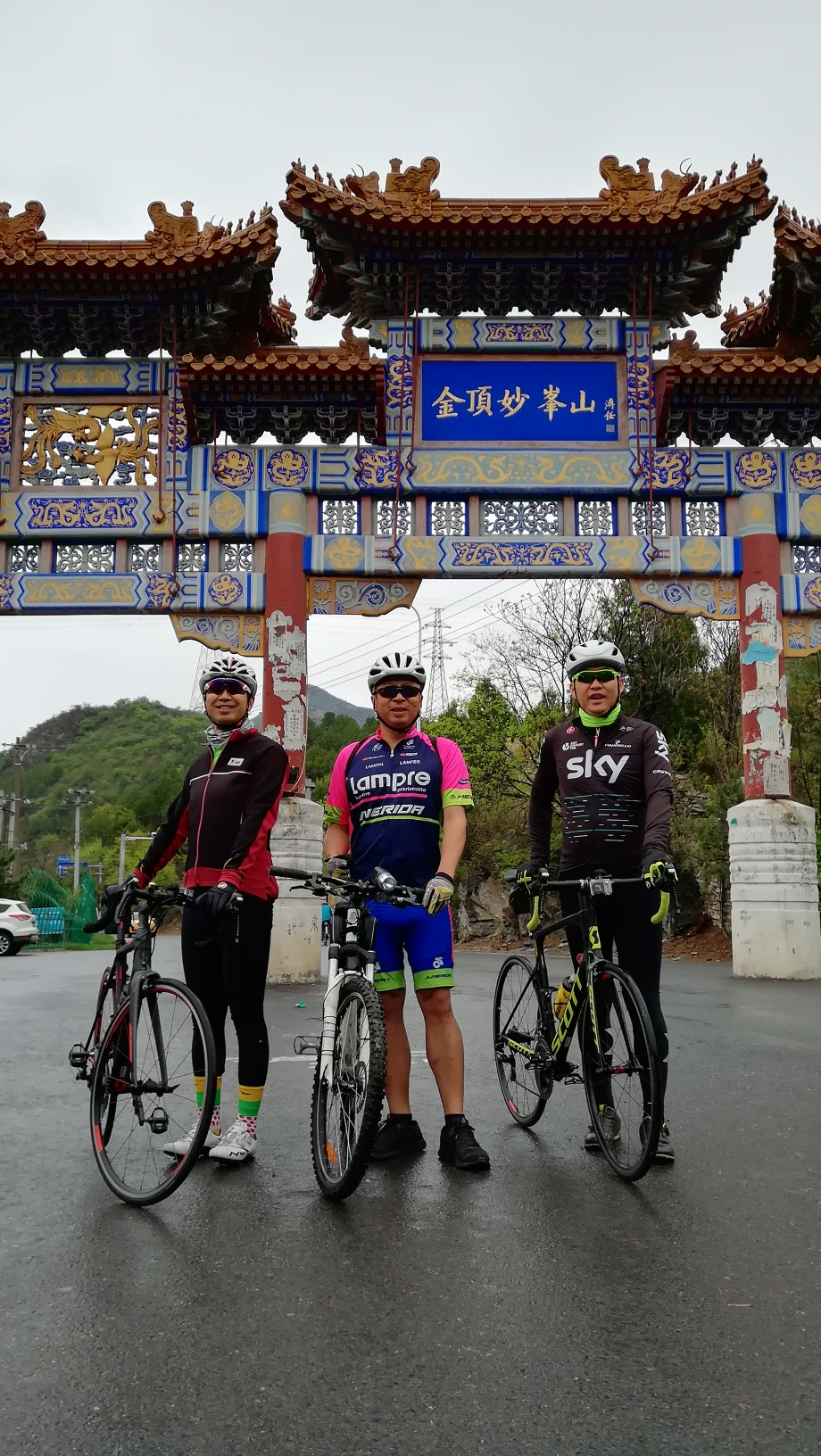 奇冷地球日,阿德穿着夏天衣服,冒雨骑行北京金顶妙峰山