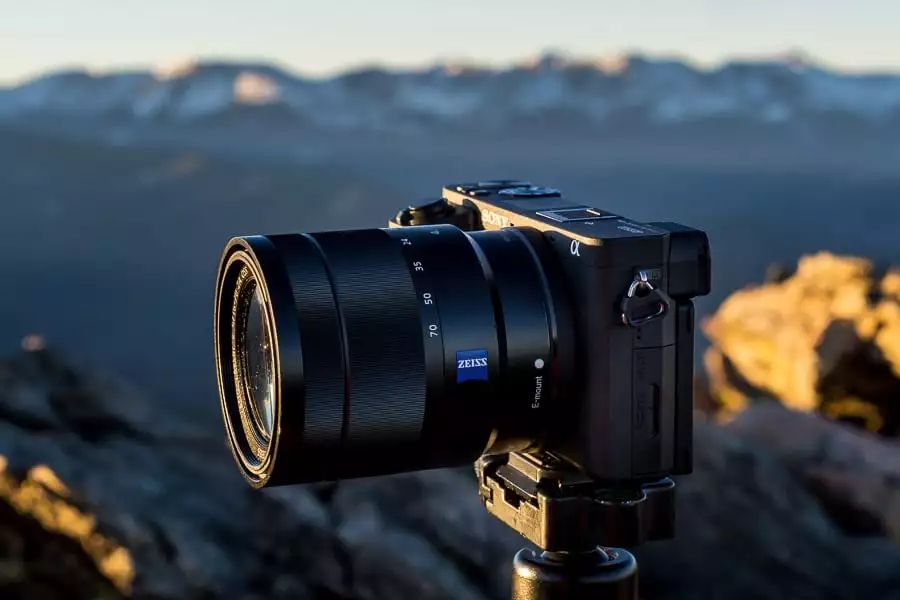 索尼a6500a6500是一款非"全幅",但在很多性能指标方面都不输"全幅"的