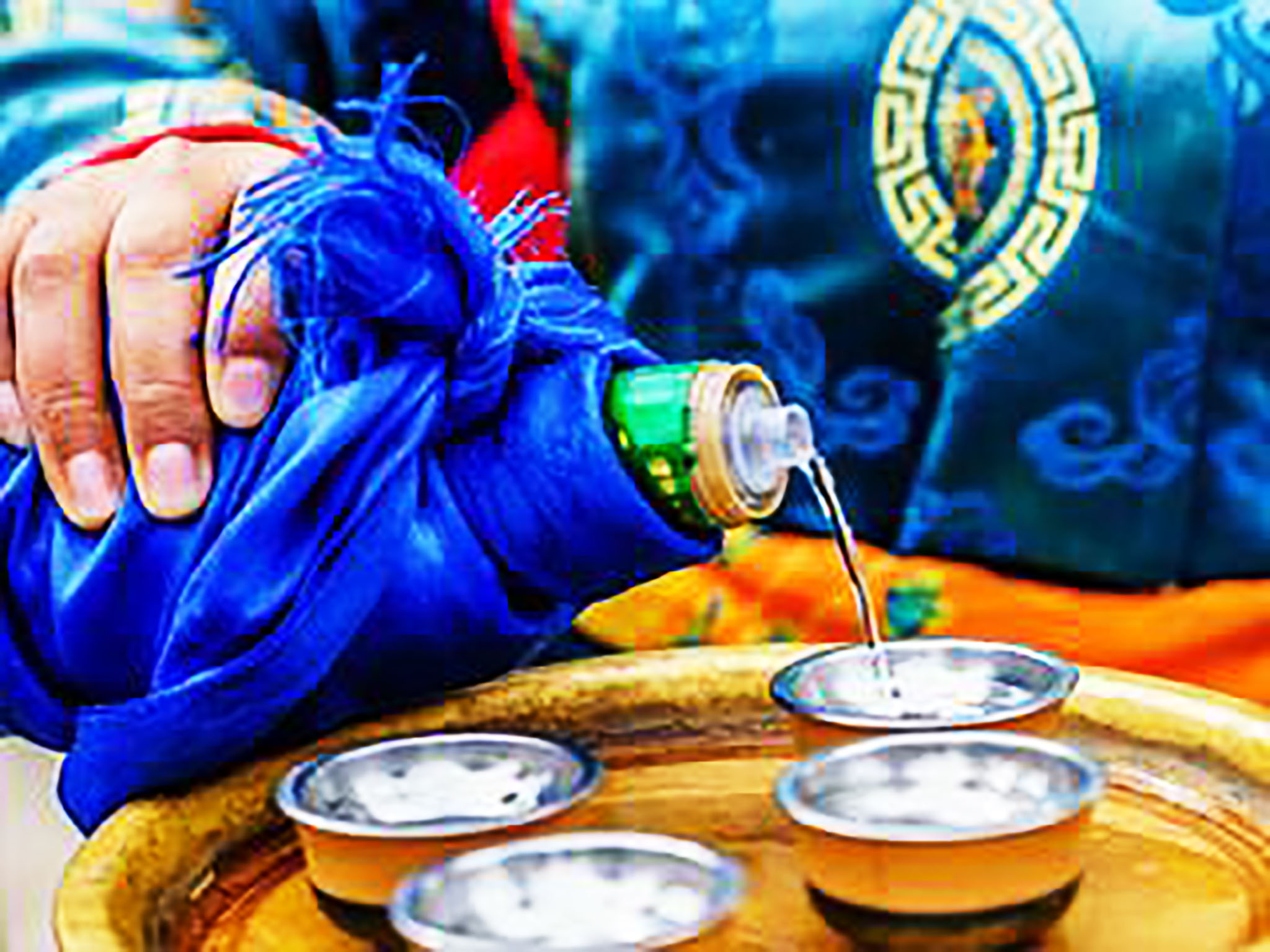 晚餐期间,伴随蒙古族姑娘和小伙的祝福歌,向每一位宾客敬酒,献哈达19