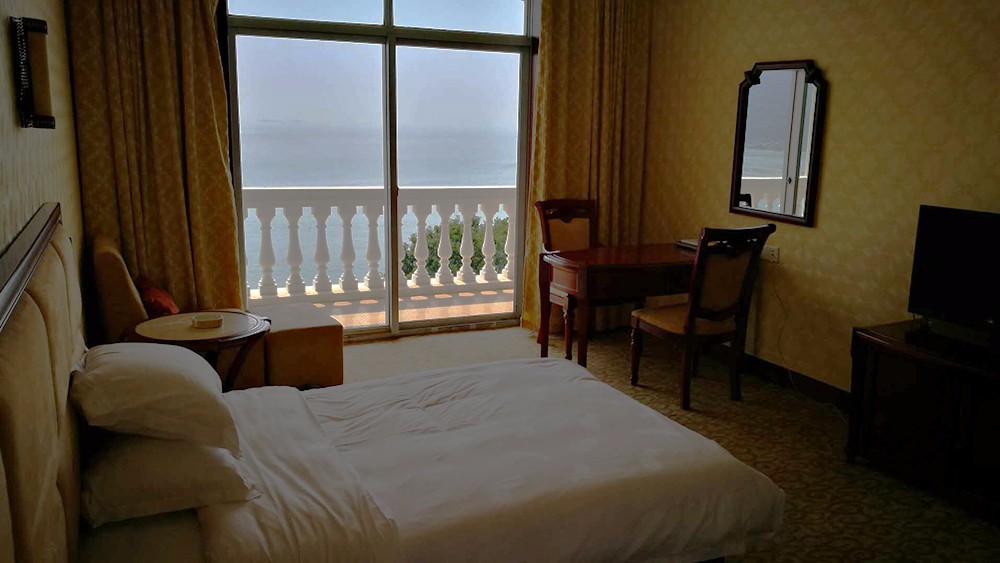 砚瓦假日酒店入住岛上度假酒店海景房,清晨拉开窗帘,蓝天白云大海铺满