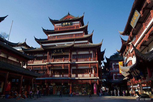 城隍庙位于上海市黄浦区方浜中路,为"长江三大庙"之一  .