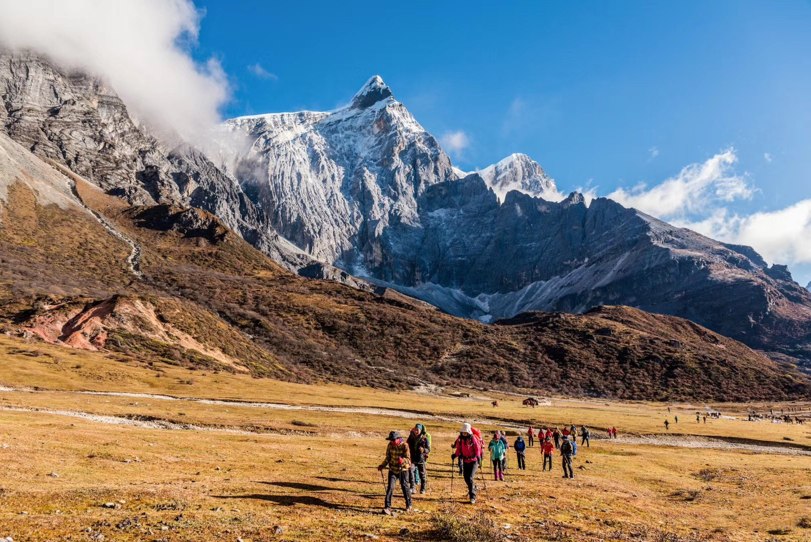 亚丁大转山360度转亚丁三神山五色海牛奶海8日游轻装徒步丰富营地餐