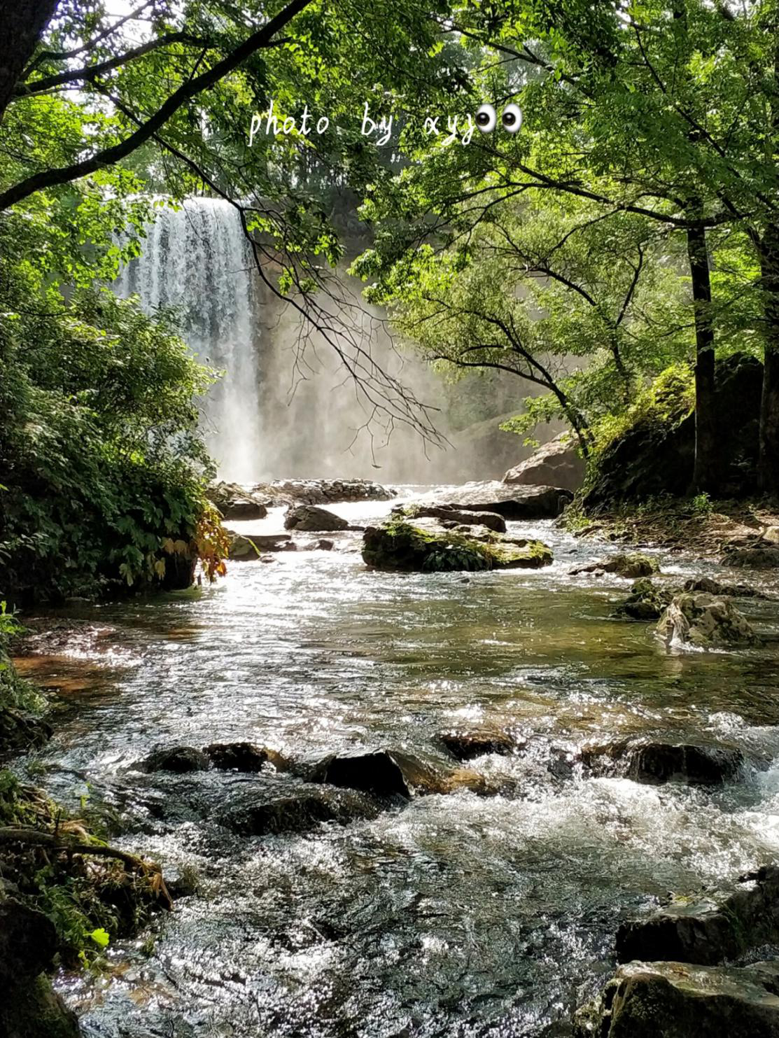 青山飞瀑