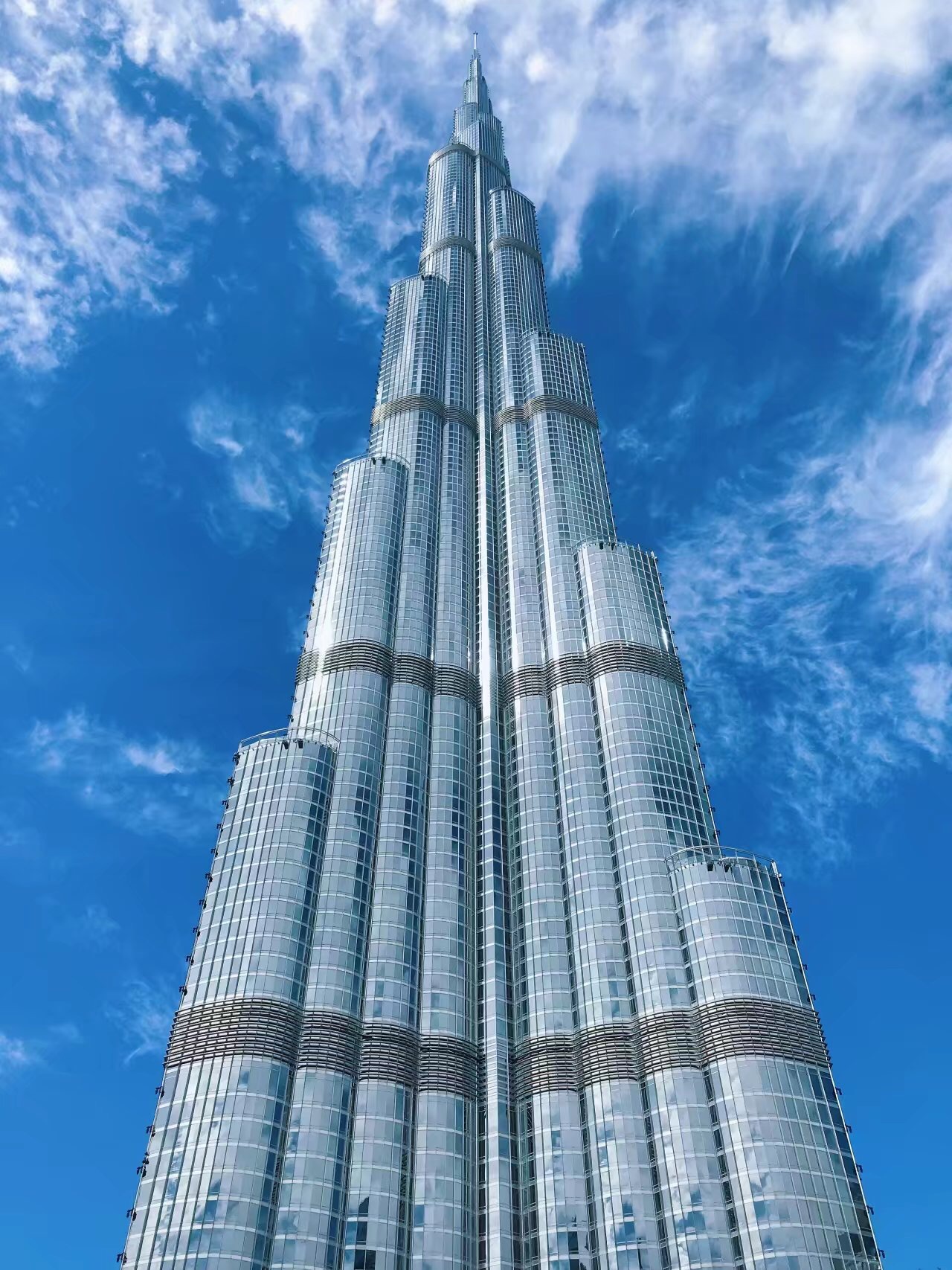 (原迪拜塔,因金融危机向阿布扎比国王借钱而改名)因为在最大的购物区