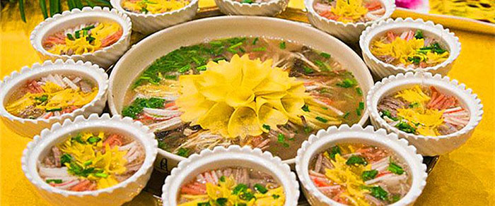 一是全部热菜皆有汤汤水水,二是热菜吃完一道撤一道 ,向流水一样不断