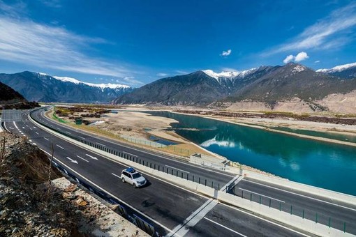 有西藏小江南之称的林芝,途经松赞干布的出生地,后乘车沿318国道东行