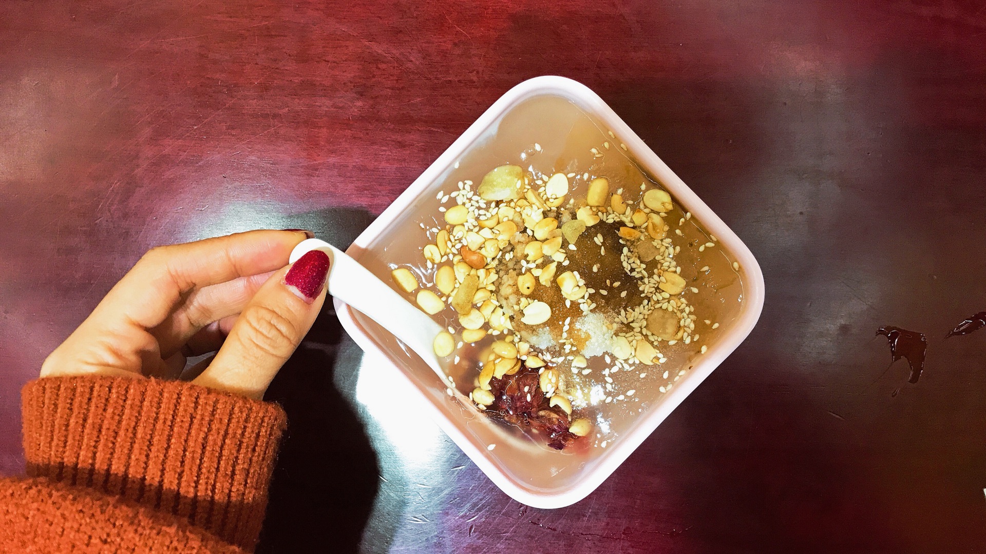 糕粑稀饭,藕粉为底,拌以糕粑,玫瑰花瓣,上撒花生芝麻,甜而不腻,花香