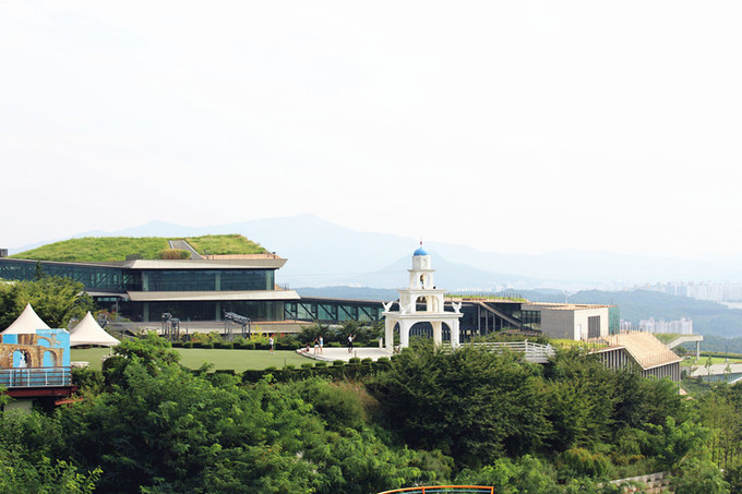 by 韩国旅游发展总局在山川湖水众多的春川市,海拔不到五百米的的九峰