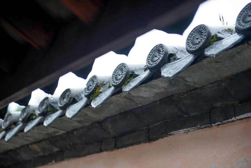 悠长的回廊,却空无一人,不知是因君王早朝的缘故,还是宫内向来如此.