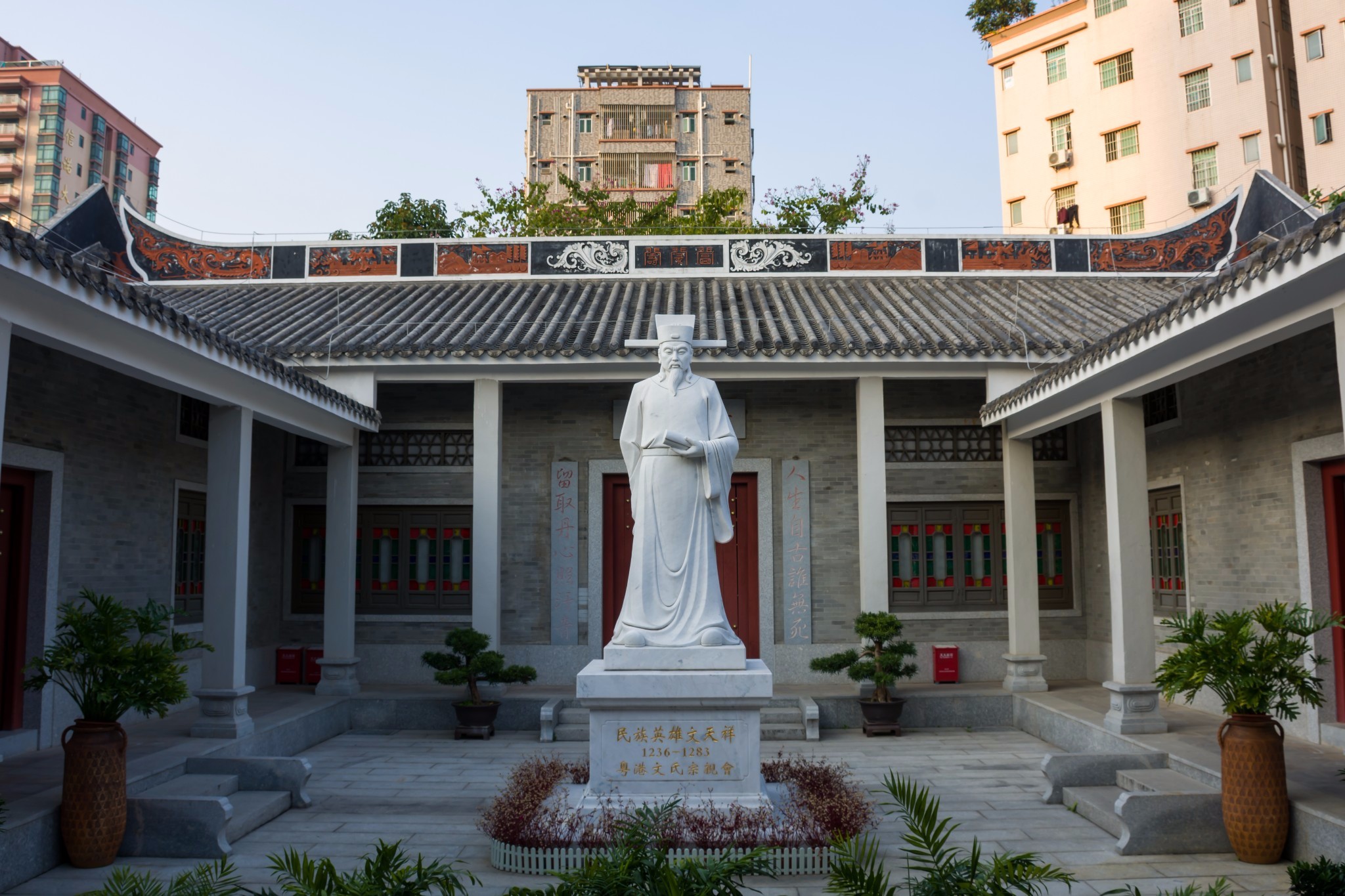 在這姓文居多的鳳凰古村,人們為文天祥修建了文昌塔和文天祥紀念館