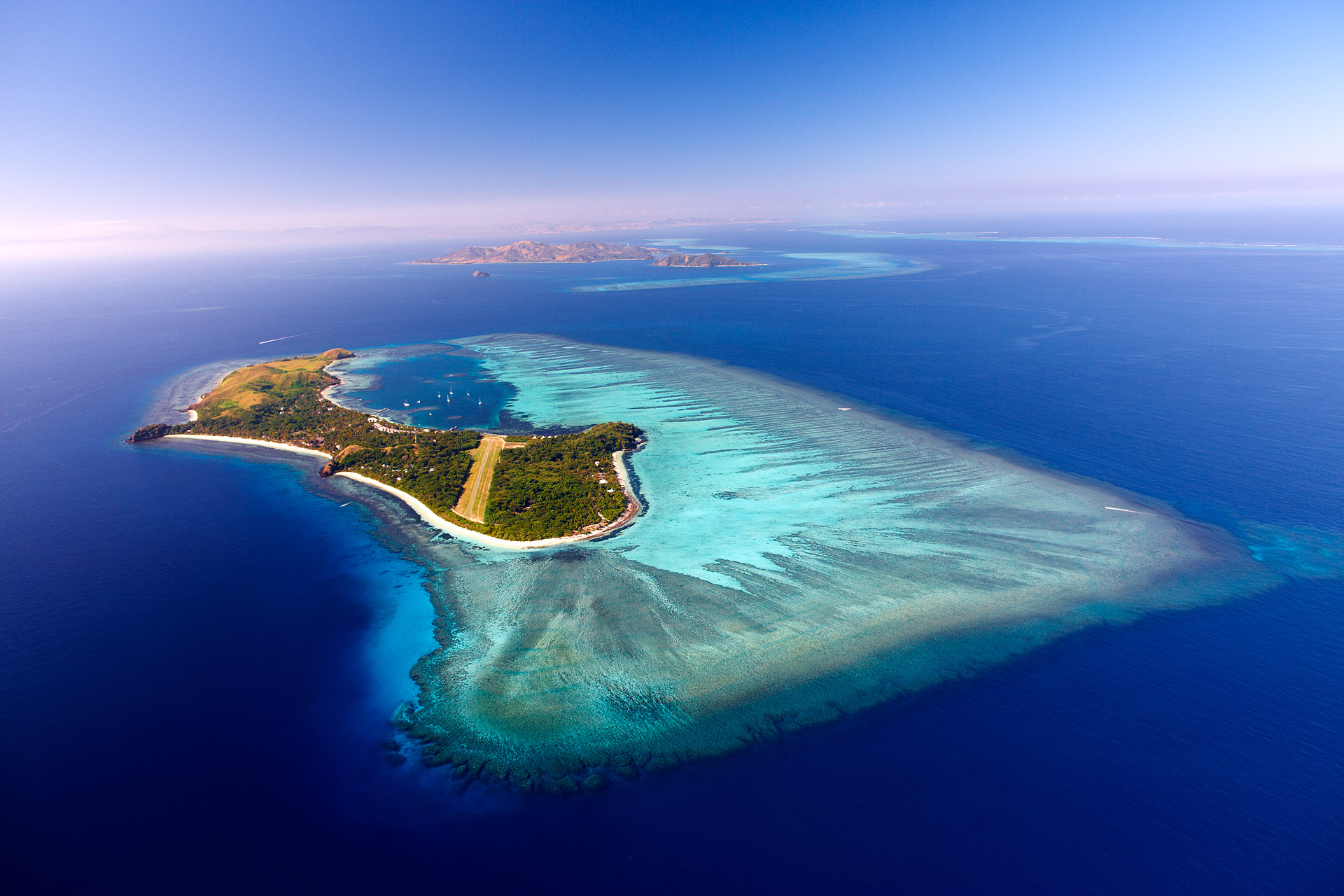玛玛奴卡群岛位于楠迪的西北部,坐落在维提岛由大洋礁和主岛构成的