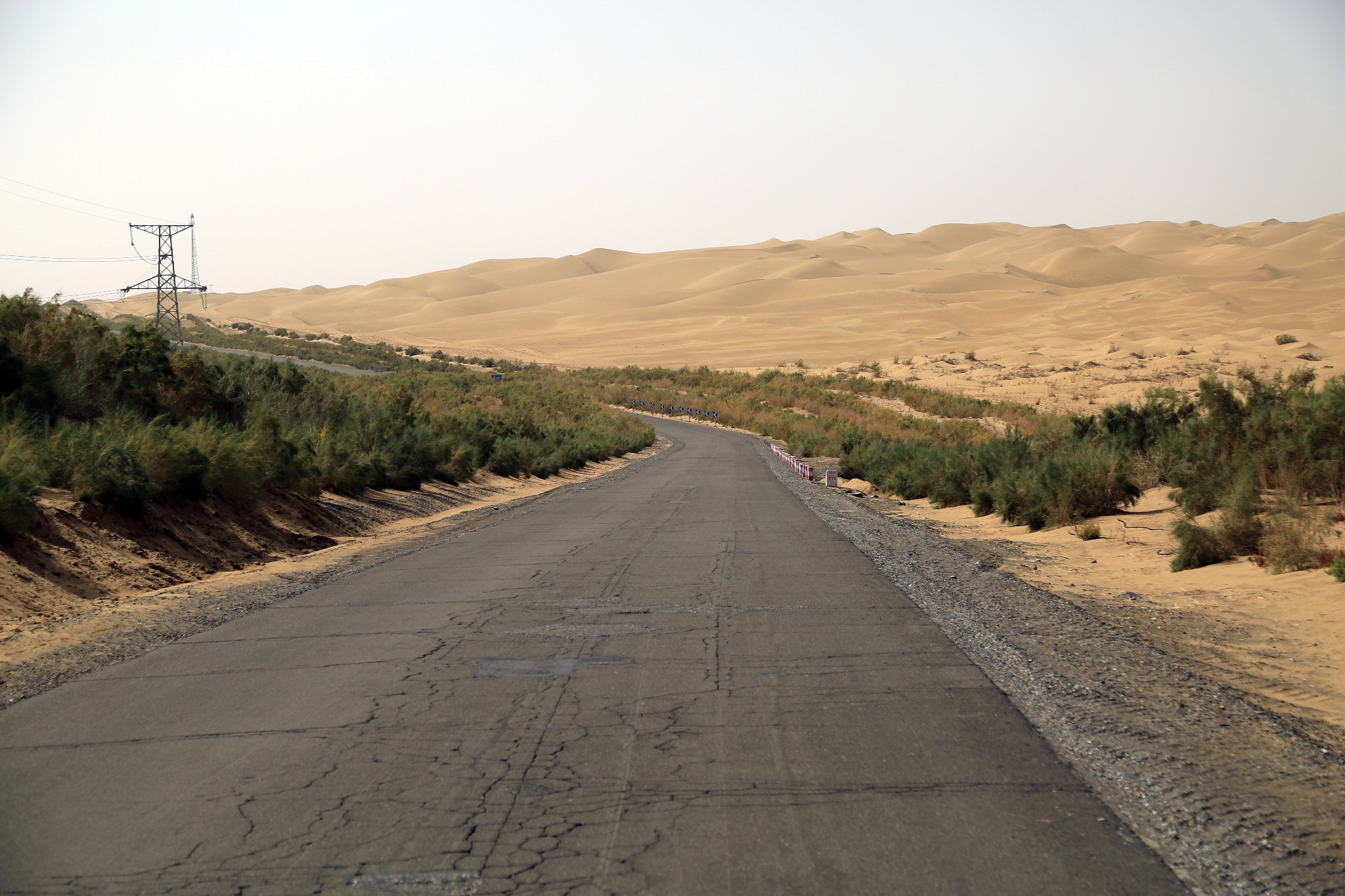 阿拉尔沙漠公路图片
