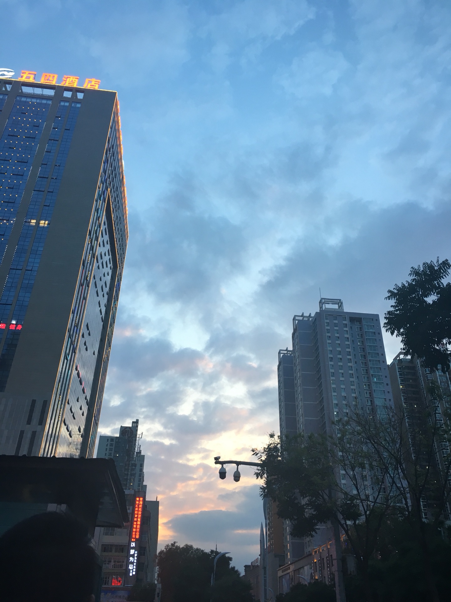 西宁本地人口_西宁火车站(2)