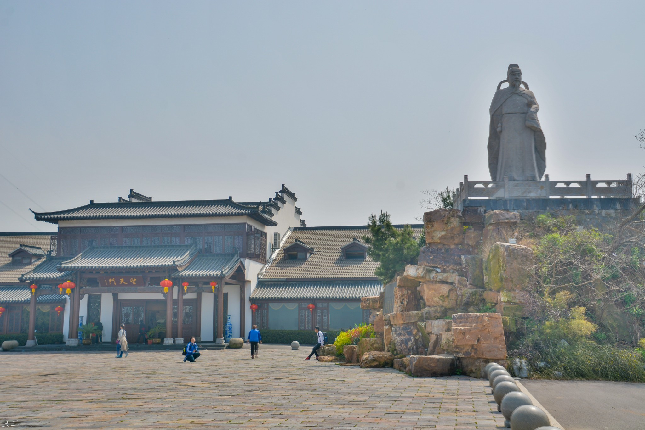芜湖天门山铜佛寺天门中断楚江开碧水东流至此回两岸青山相对出孤帆一