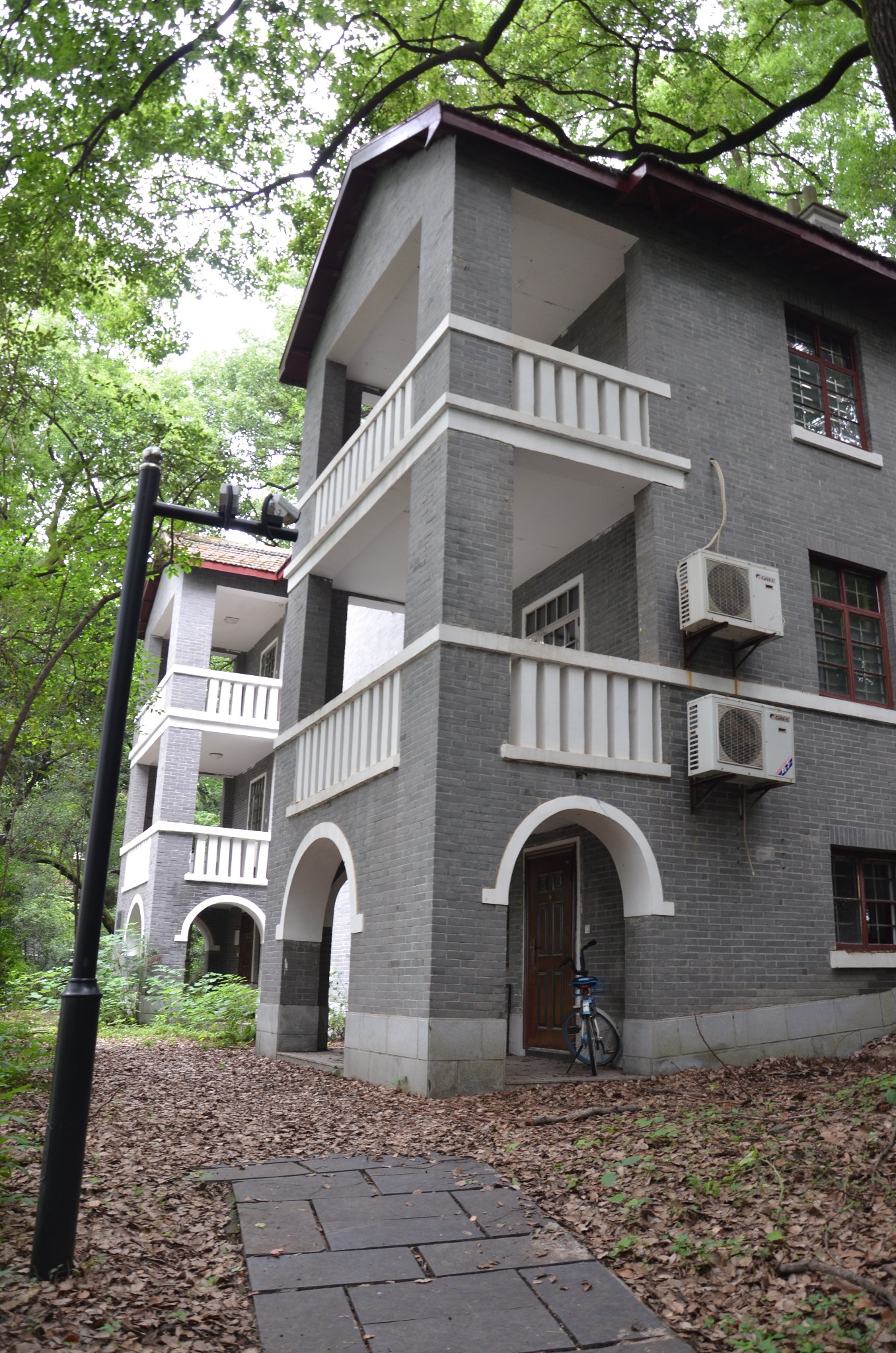 十八栋位于武汉大学珞珈山腰东南的教工住宅群.