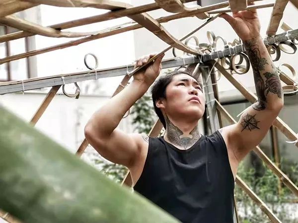 最先来到的是一位从左手手腕到肩膀到脖颈都绘满纹身的蒙古青年,名字