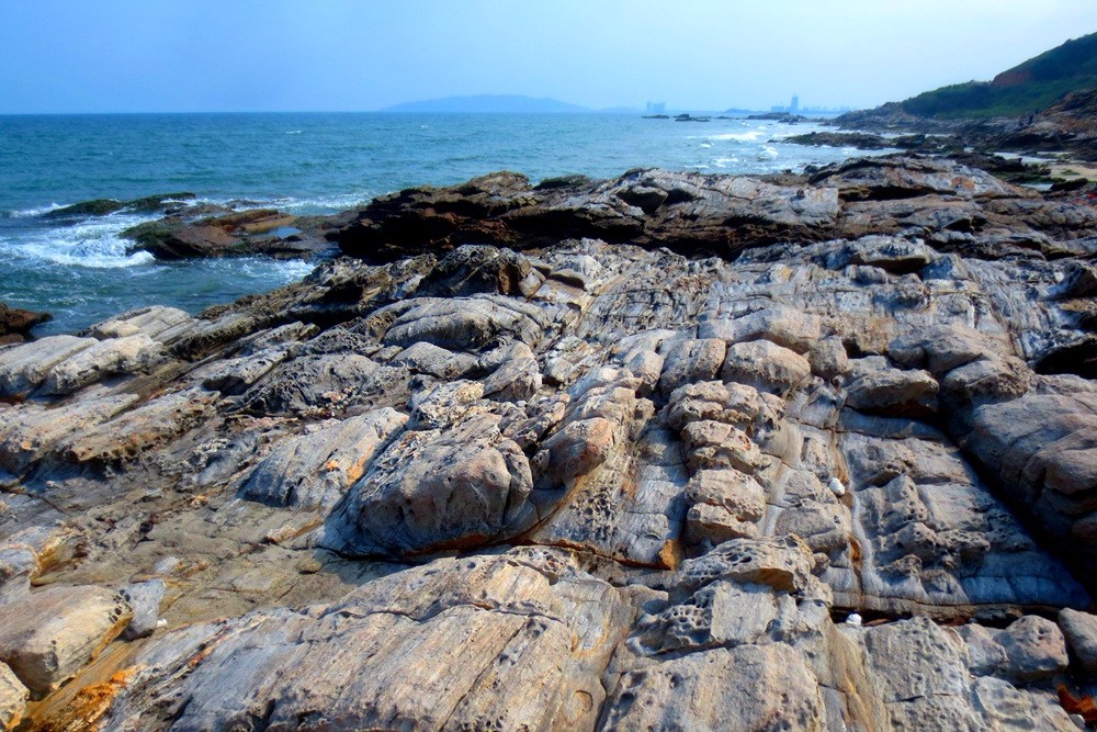 黑排角海岸线位于惠东平海镇,可以媲美深圳的东西涌穿越.