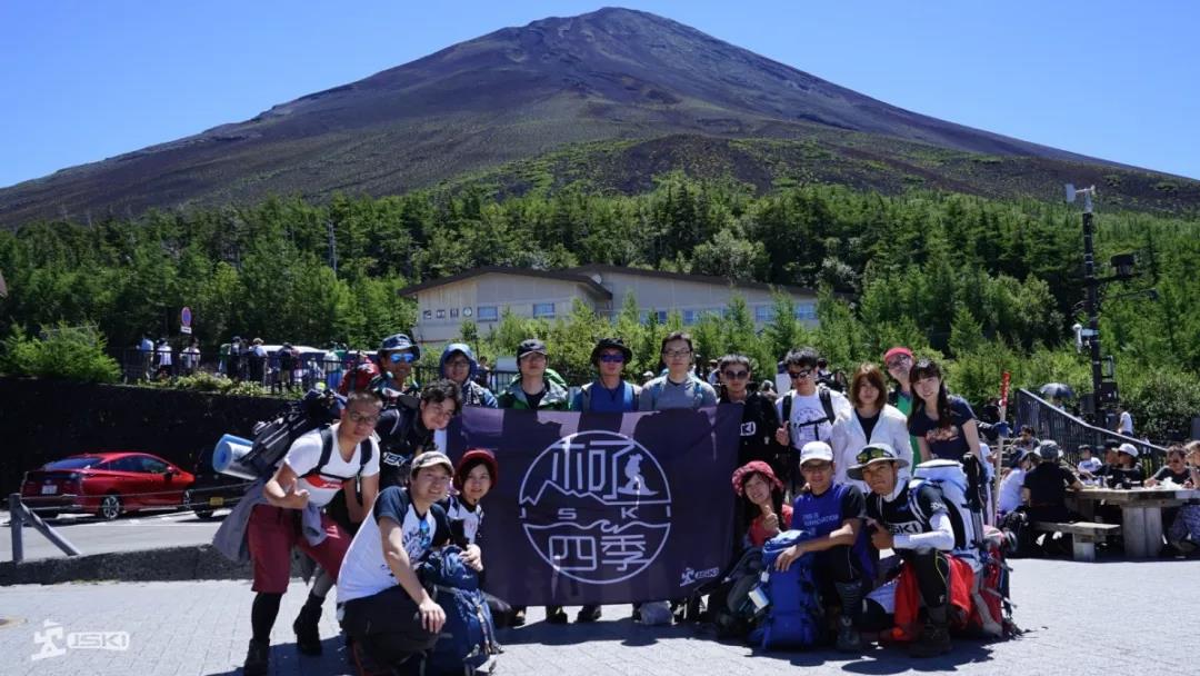 从新宿到吉田路线的富士山五合目,有直达的巴士.2.5-3.