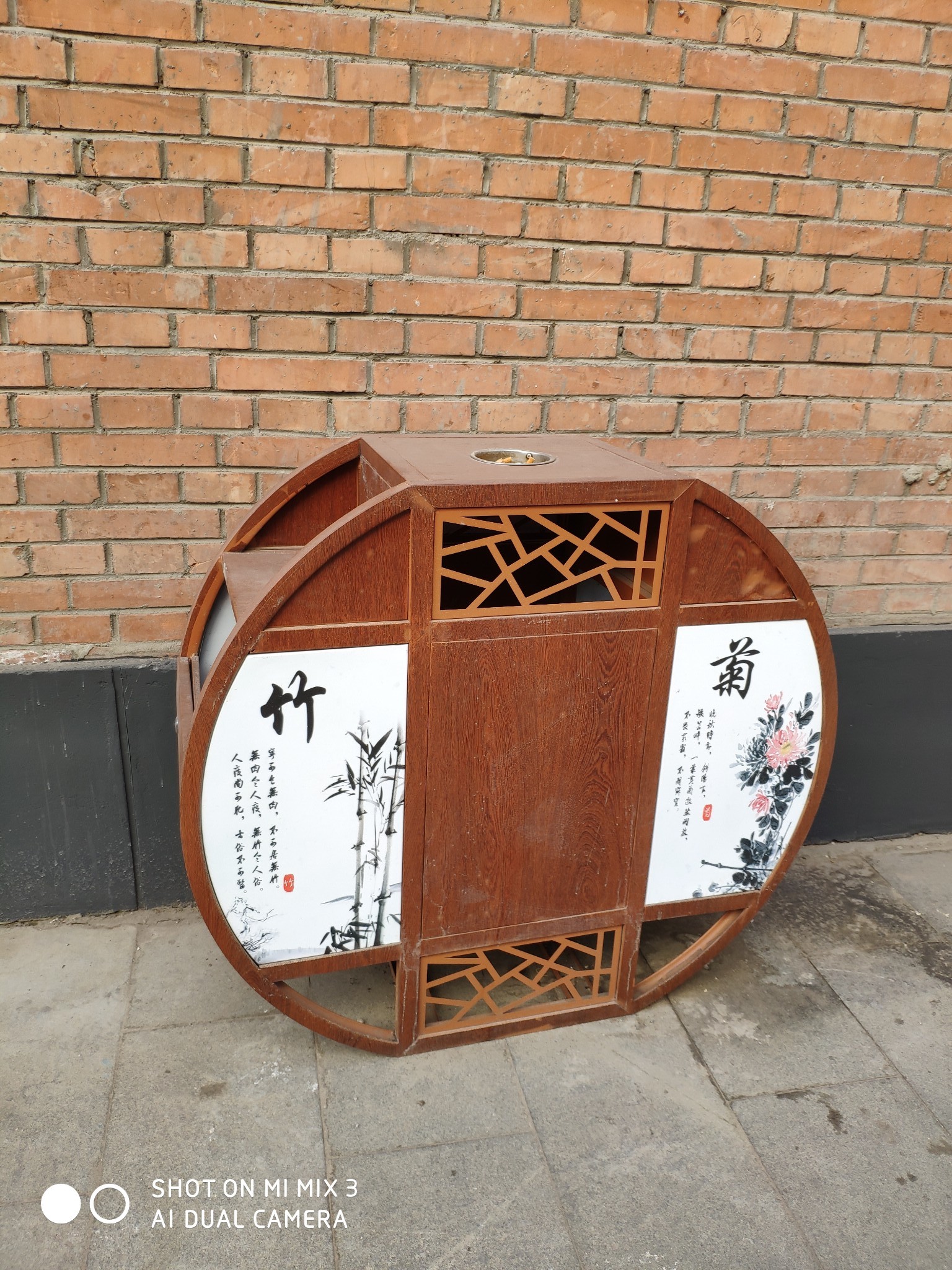              古风韵味的垃圾桶