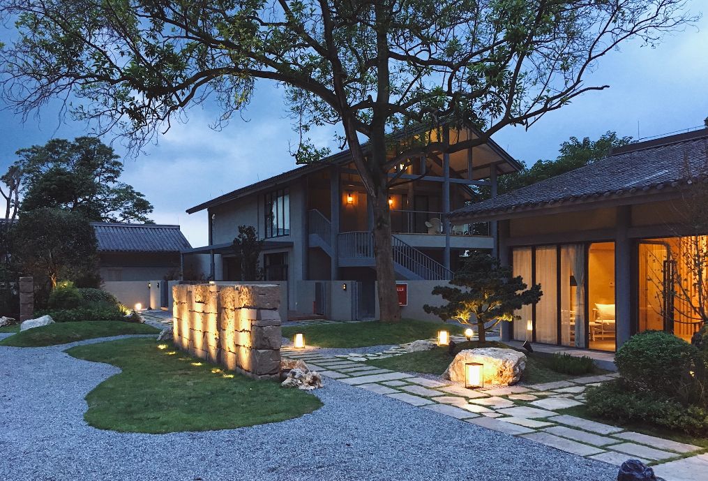 乐山,这座小城迎来重量级民宿,赏江景泡热汤是绝配!