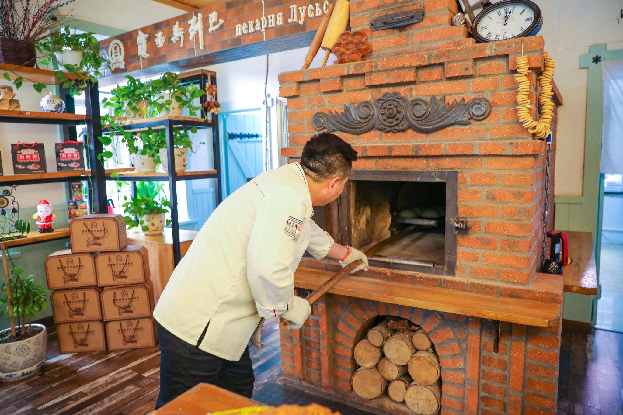 这是一家百年老味,至今依旧延续传统的面包炉烤制.