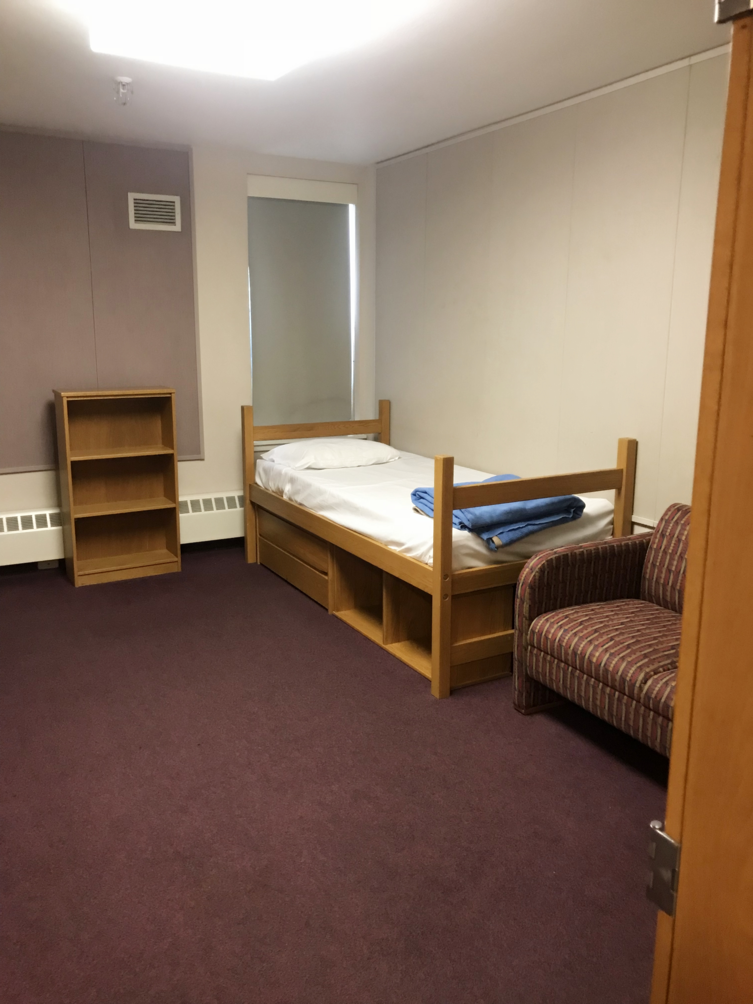 22:00-     |伯克利宿舍就寝.18:00-22:00|自由活动.