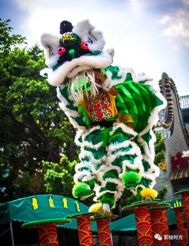 外貌呆萌,表情灵动的彩狮在旁白故事的引导下,于梅花桩上时而闪展腾挪