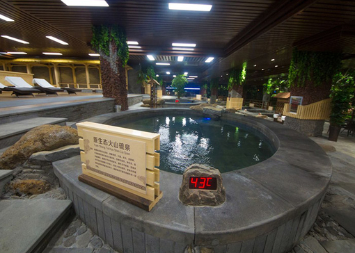 抵达二道白河后,我们将安排一晚升级到五星标准级别的室内外温泉酒店