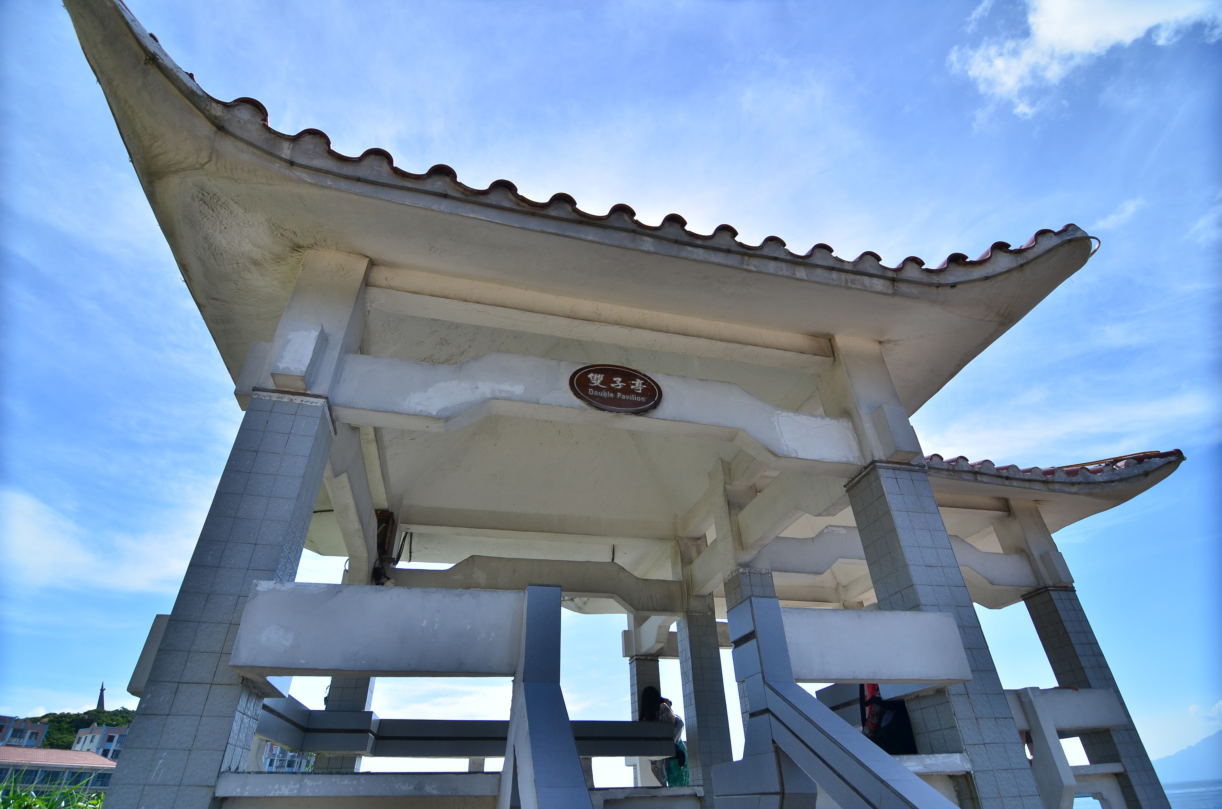 沿着沙滩中间还有个半岛,在末端则有个亭子,名为双子亭,当然了