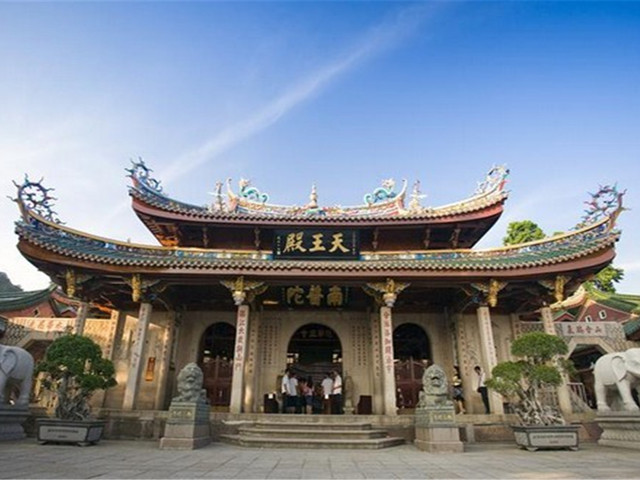 半山腰的兜率院如今是一处茶室,已经有一览众山小的感觉,可以看南普陀