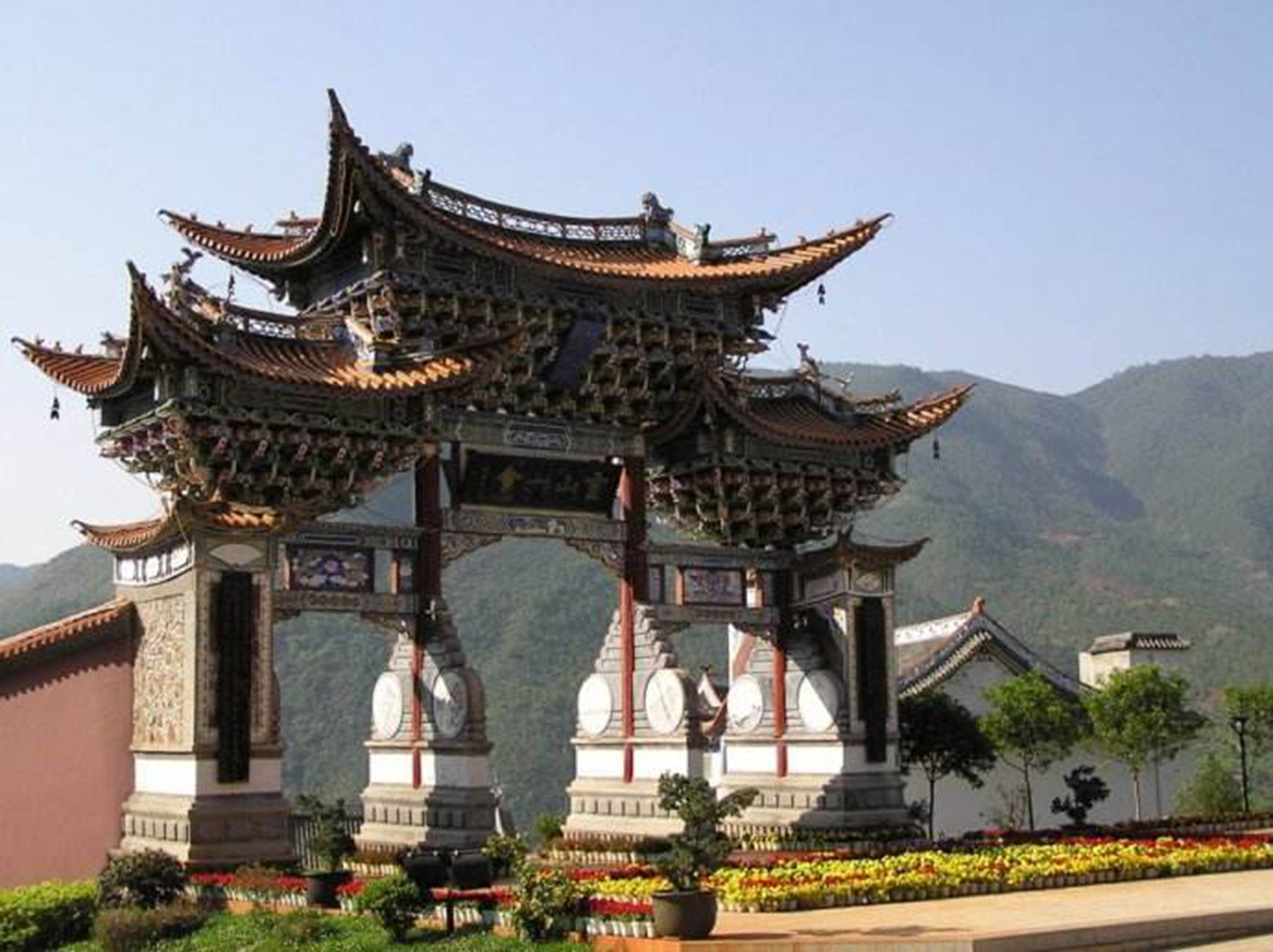 祝圣寺位于云南大理白族自治州宾川县,祝圣寺在钵盂山下,原名钵盂庵.