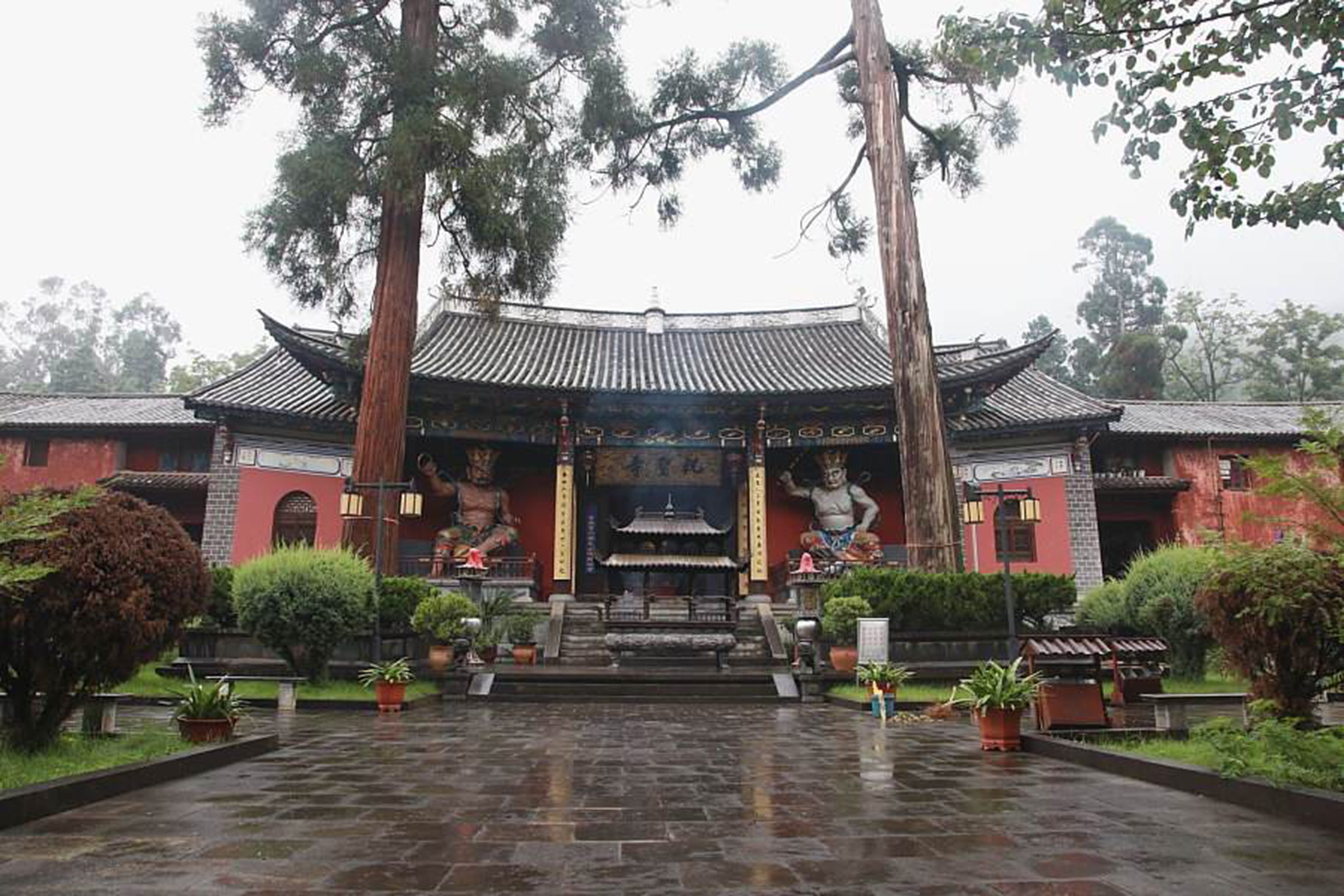 祝圣寺位于云南大理白族自治州宾川县,祝圣寺在钵盂山下,原名钵盂庵.