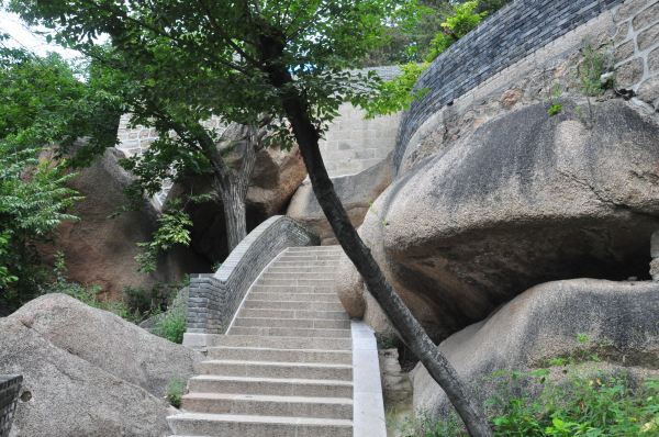 然後乘8路玉佛寺線,途中路過鞍山博物館,有時間可以停留參觀.