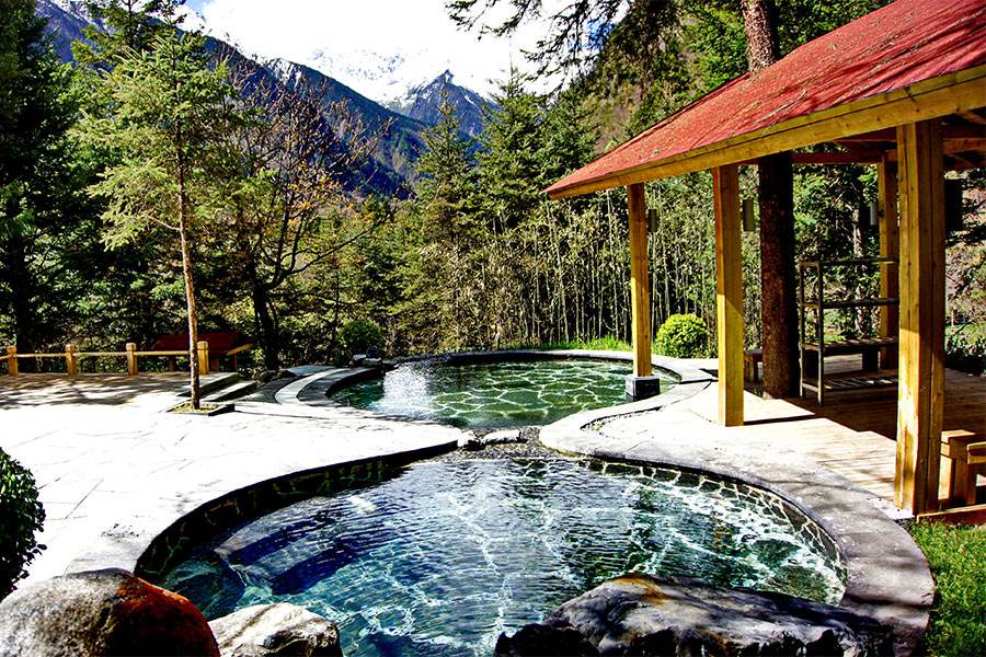 网红打卡地冬日在毕棚沟看雪山泡温泉