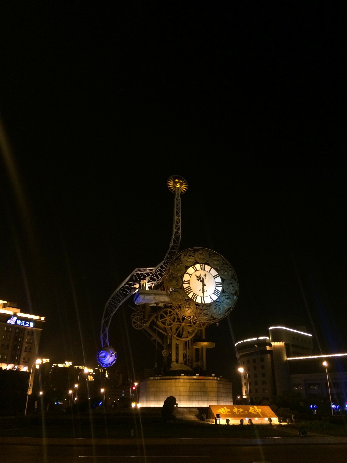 大晚上从天津站出来去意风区,看到这么大的钟表,着实小震撼.