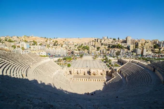 约旦,一个人口不足千万的中东小国,面积仅有9万平方公里,每年却有超过