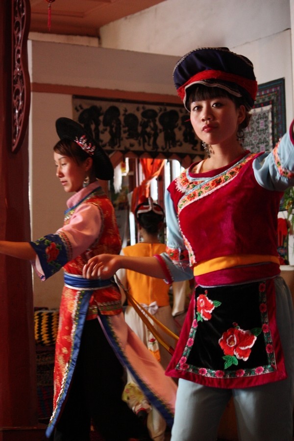 上,白族是一个知礼好客的民族,以"三道茶"敬客,这是一种高尚的礼仪