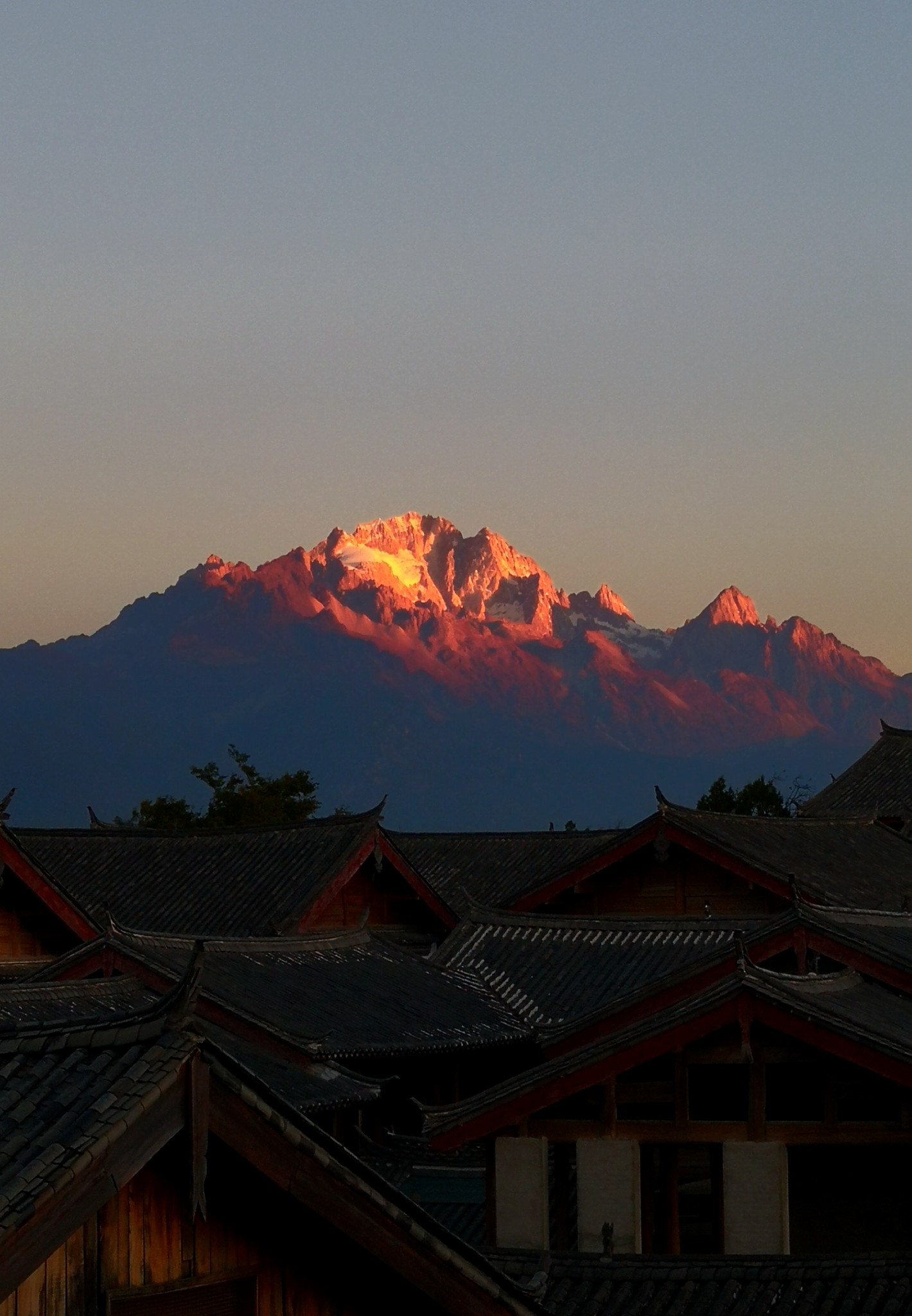 是麗江古城中心的一座小山包,山頂可以俯瞰古鎮全景,遙望玉龍雪山