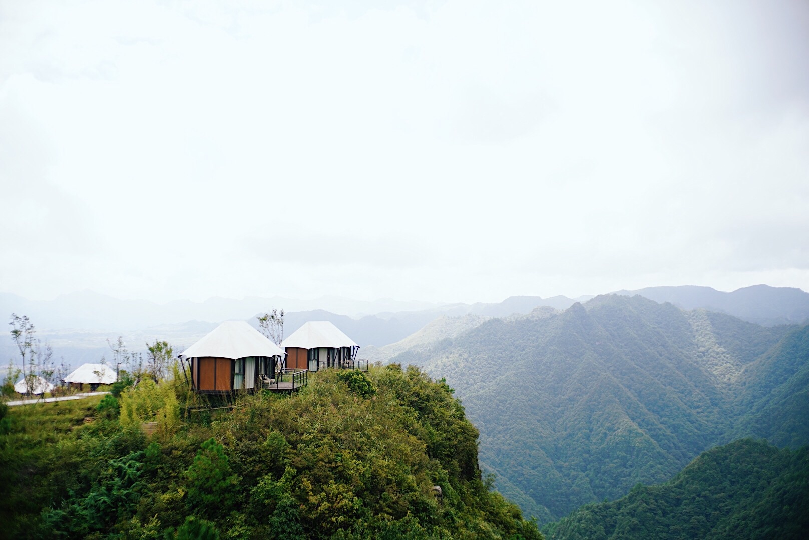 悬崖上的酒店与云海贵州朴语山居