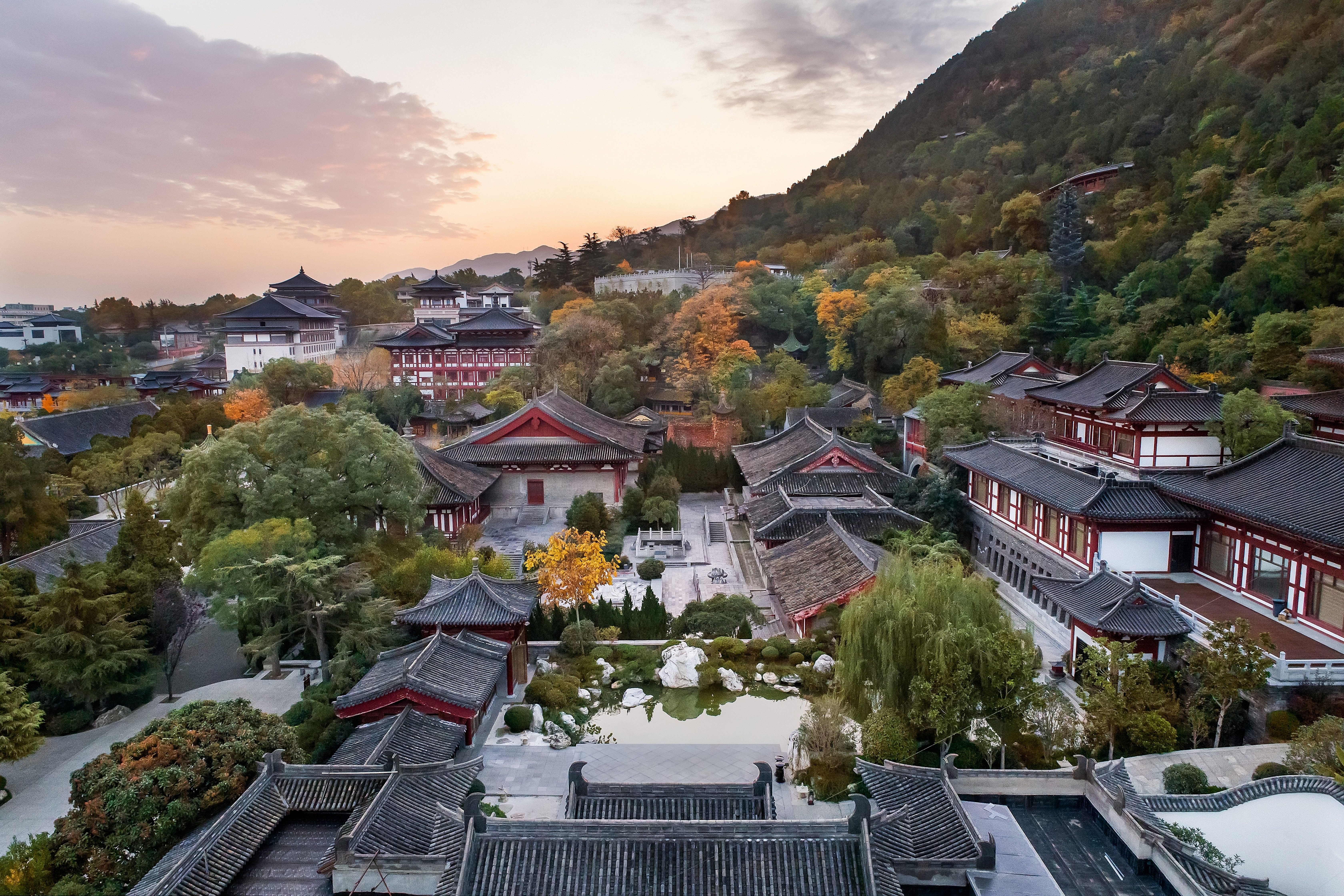酒店依托华清宫自然造化的天然温泉资源和旖旎秀美的山水风光,构成了