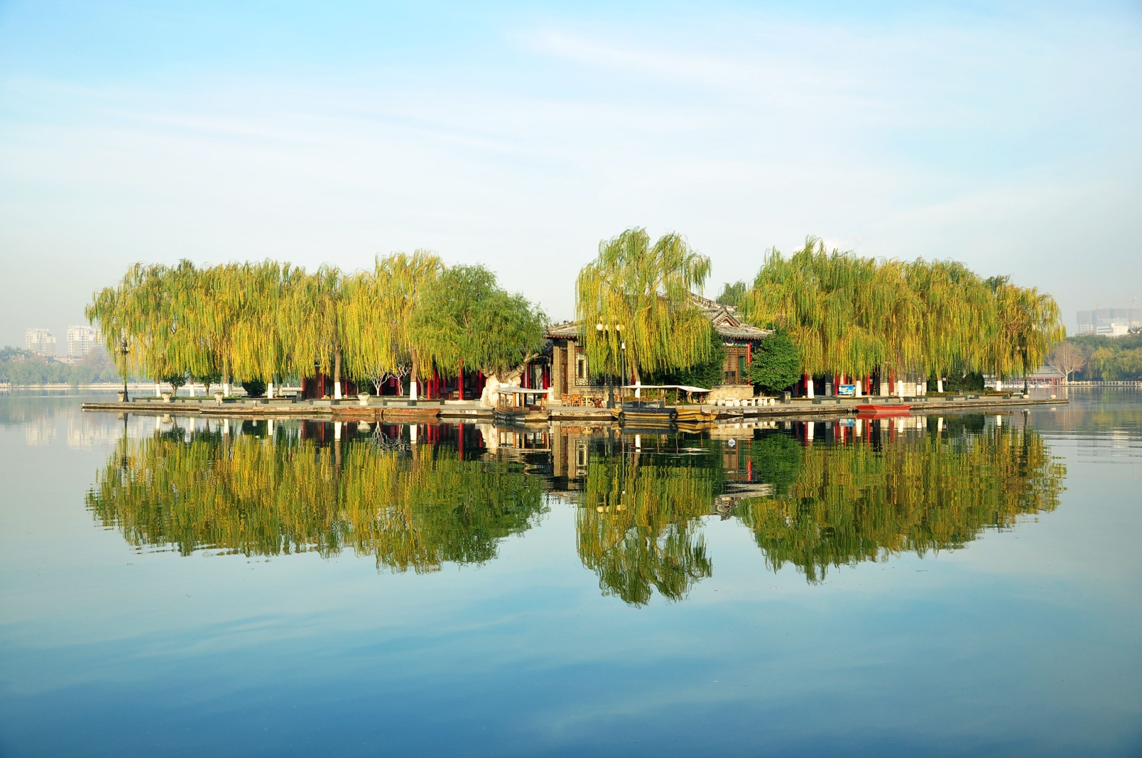 大明湖畔景区图片图片
