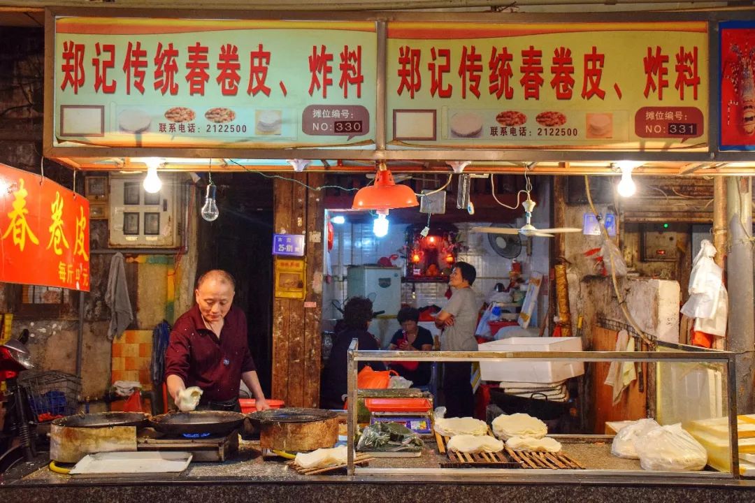 厦门八市最老春卷皮一撕一抹的手上功夫