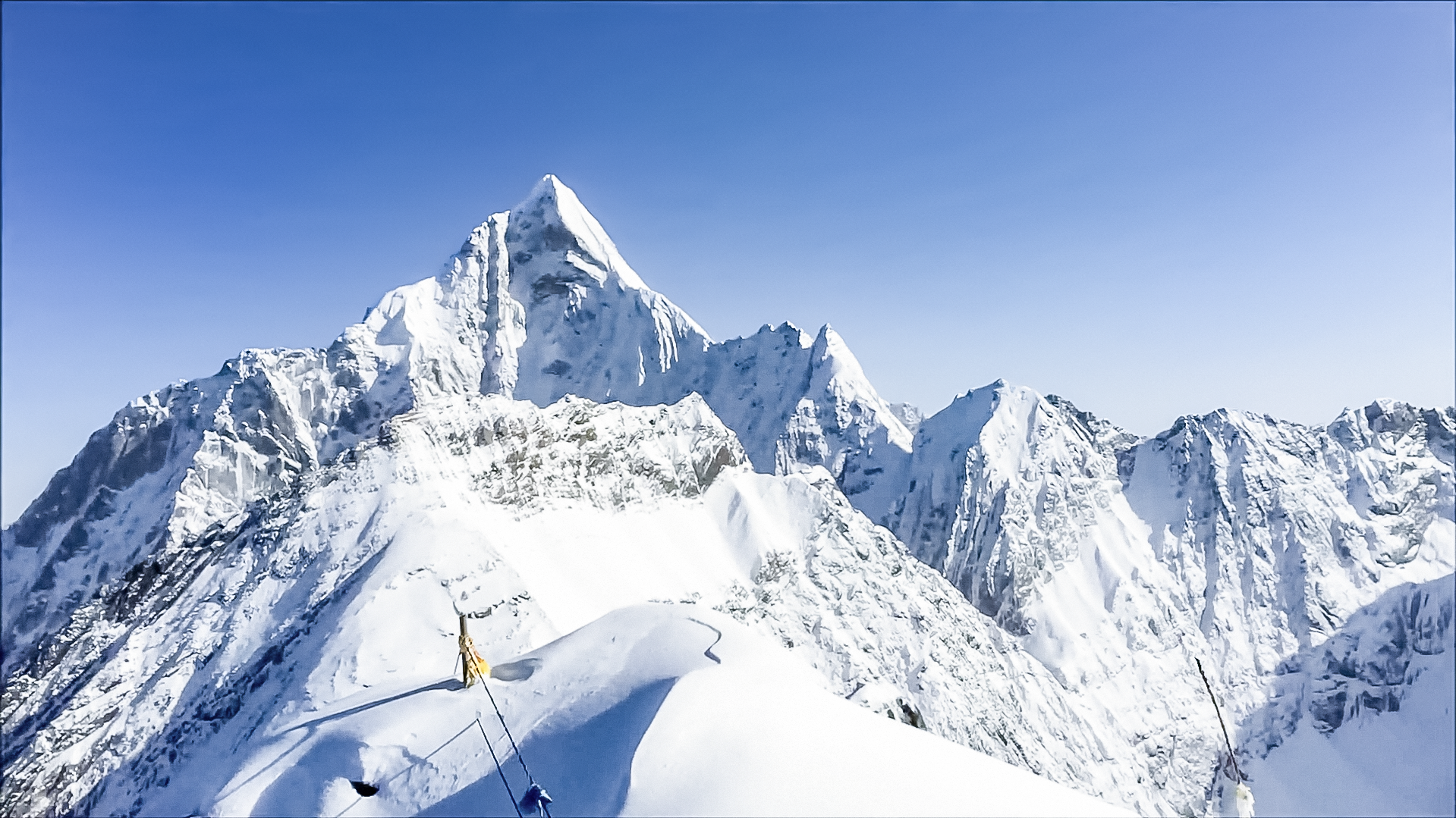 二峰峰顶狭小,可以在峰顶遥望三峰和幺妹峰.